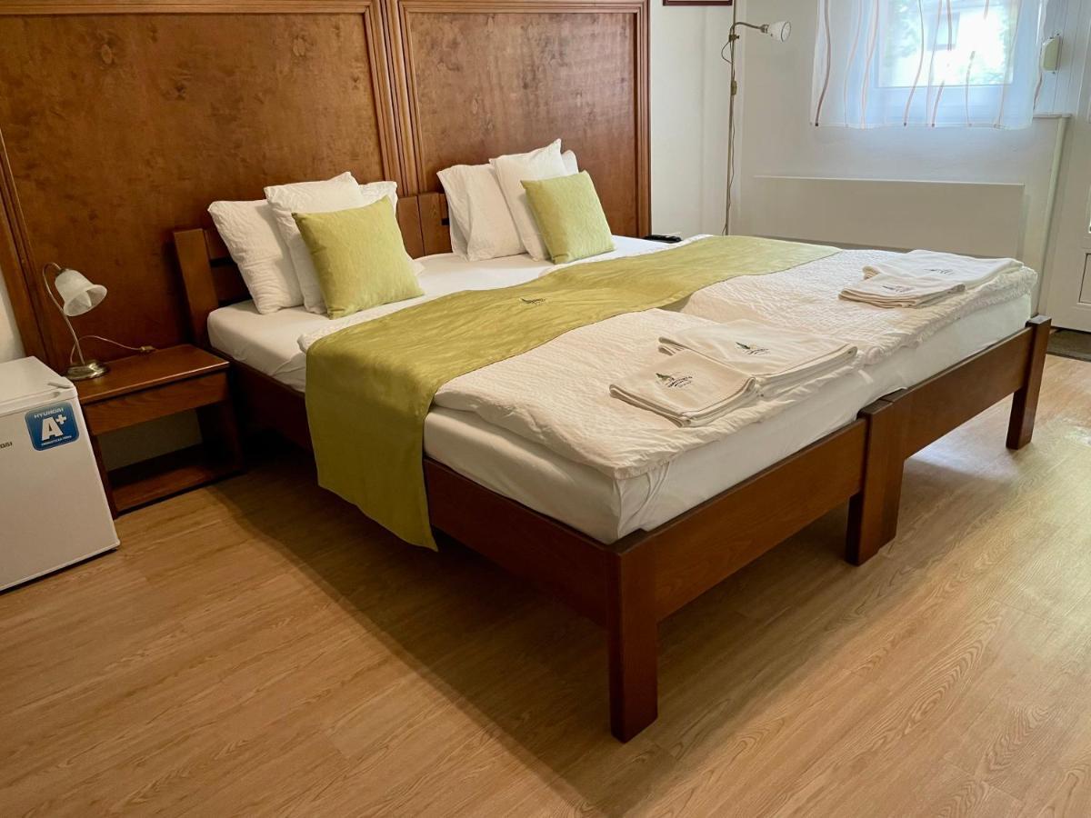 Mamutfenyo Panzio Bed and Breakfast Tata Eksteriør billede